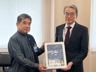 El Vicegobernador de la Prefectura de Okinawa señor IKEDA hace entrega de un presente al Embajador YAMAMOTO.