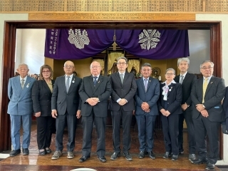 Representantes de cada institución Nikkei se reúnen para la foto conmemorativa frente a la estatua principal del templo Jionji