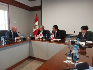 Embajador YAMAMOTO intercambia opiniones con autoridades de la PUCP
