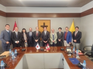 El Embajador YAMAMOTO se hace una foto con las autoridades de la Universidad.
