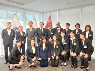 山元大使、西村JICA所長及び海外協力隊員による集合写真