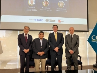 Foto grupal del Embajador Yamamoto, el Ministro Mucho y directivos de la Cámara de Comercio e Industria de Lima.