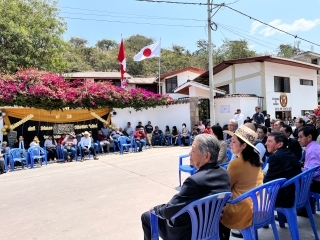 Foto de los asistentes a la ceremonia por el trigésimo aniversario del Museo Kuntur Wasi