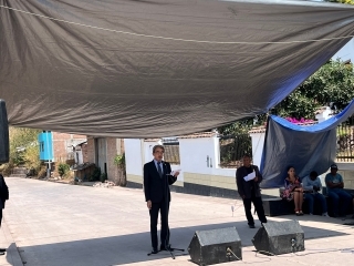 Foto del Embajador Yamamoto dirigiendo unas palabras al público en la ceremonia por el trigésimo aniversario del Museo Kuntur Wasi