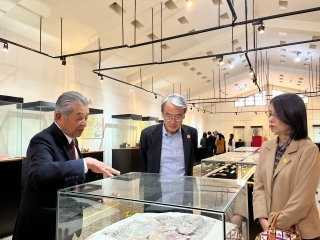 Foto del Embajador Yamamoto y su esposa observando las piezas exhibidas en el Museo Kuntur Wasi