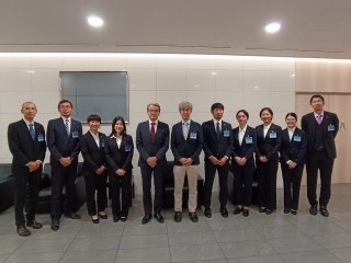 JICA海外協力隊員と写真を撮る山元大使と西村JICA事務所長