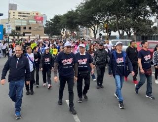 El Embajador YAMAMOTO participando en la caminata. 