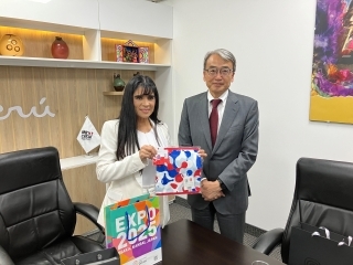 El Embajador YAMAMOTO entregó a la Ministra León un folleto y artículos conmemorativos sobre la Expo 2025 Osaka-Kansai, y le explicó una visión general de la Expo.