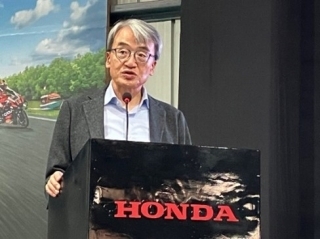 ホンダ50周年式典で挨拶をする山元大使