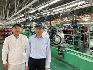 ホンダ・イキトス工場でバイクや三輪モデルの製造ラインを視察する山元大使