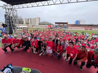 El Embajador y la Sra. Yamamoto se toman una foto conmemorativa con los participantes
