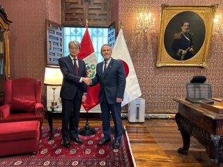 山元大使とシアレル外務大臣が握手している