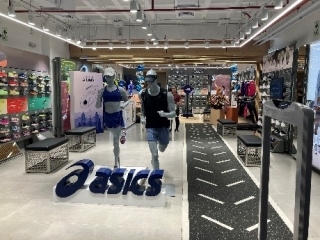ASICSのスポーツシューズやウエアが並べられたASICS一号店の写真
