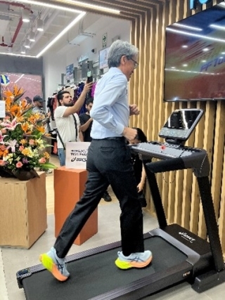 カラフルなASICSシューズを履いてランニングマシンで走る山元大使