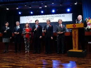 Embajador YAMAMOTO; Dr. Miguel Estrada, Presidente de APEBEJA; Sr. Francisco Okada, Presidente de la Asociación Peruano Japonesa y el Sr. NISHIMURA Takashi, Representante Residente de la Oficina de la Agencia de Cooperación Internacional del Japón en el Perú brindando con otros asistentes durante la ceremonia