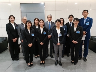 Los voluntarios japoneses para la cooperación en ultramar de JICA con el Embajador YAMAMOTO