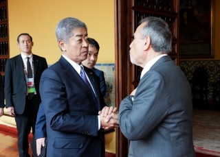 El Canciller Iwaya saludando al Canciller peruano Elmer Schialer