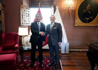 エルメル・シアレル・ペルー外務大臣と記念写真を撮る岩屋外務大臣