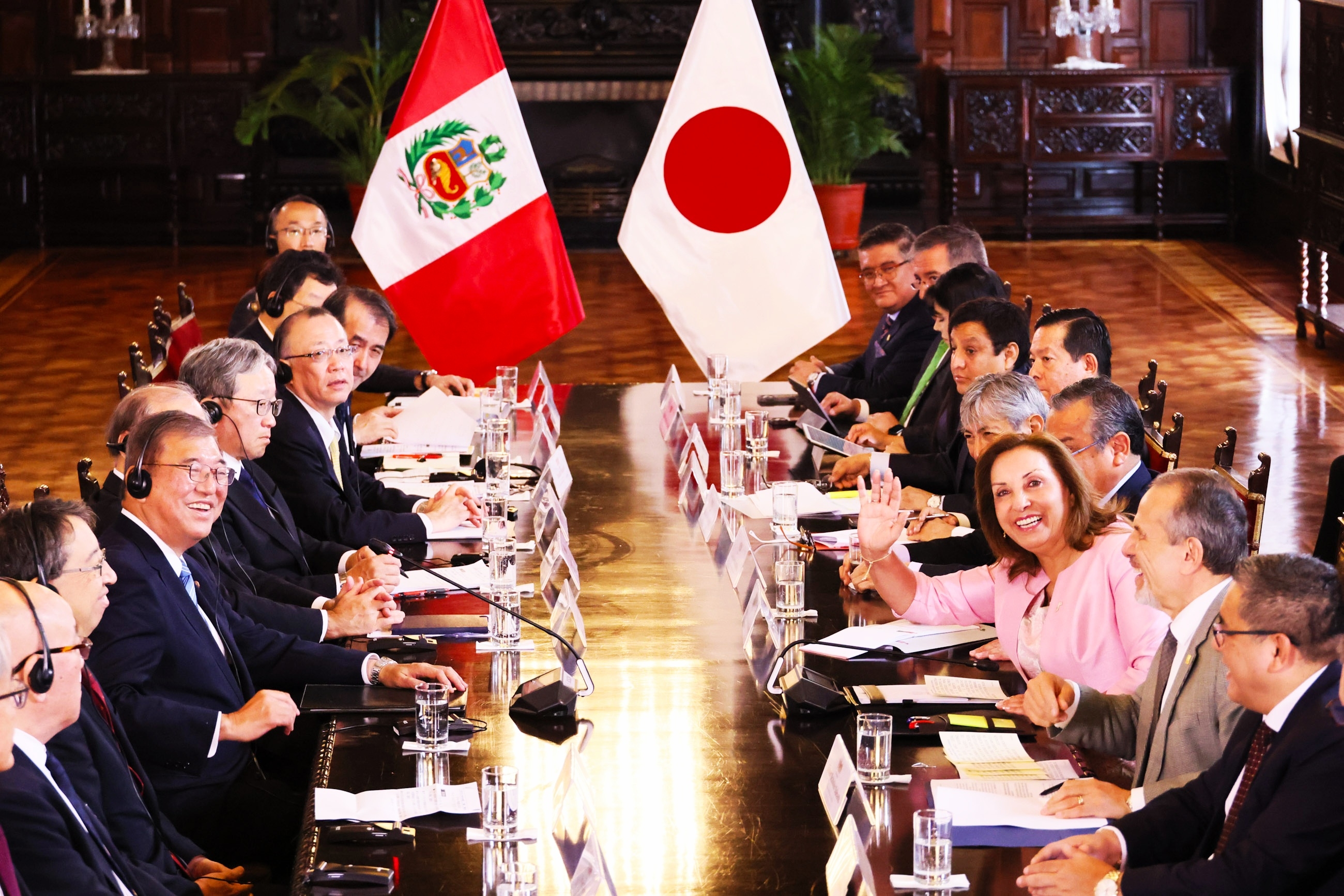 日本とペルーの政府関係者と同席し、二国間会談を行っている石破総理とボルアルテ・ペルー大統領