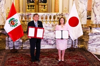 二国間で採択された共同声明、ロードマップ、覚書を発表している石破総理とボルアルテ・ペルー大統領