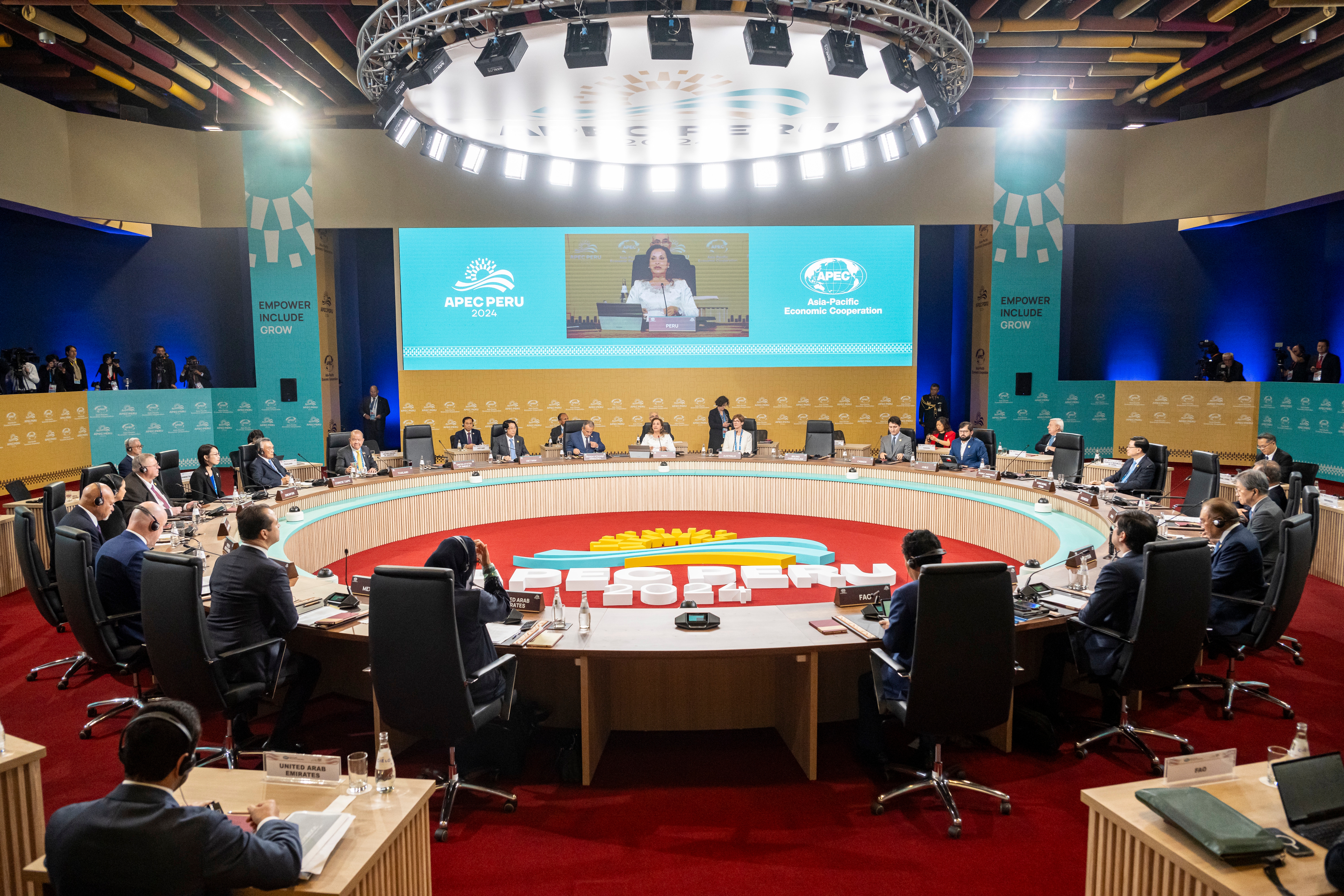 La presidenta Boluarte dando las palabras de inicio de la Cumbre APEC