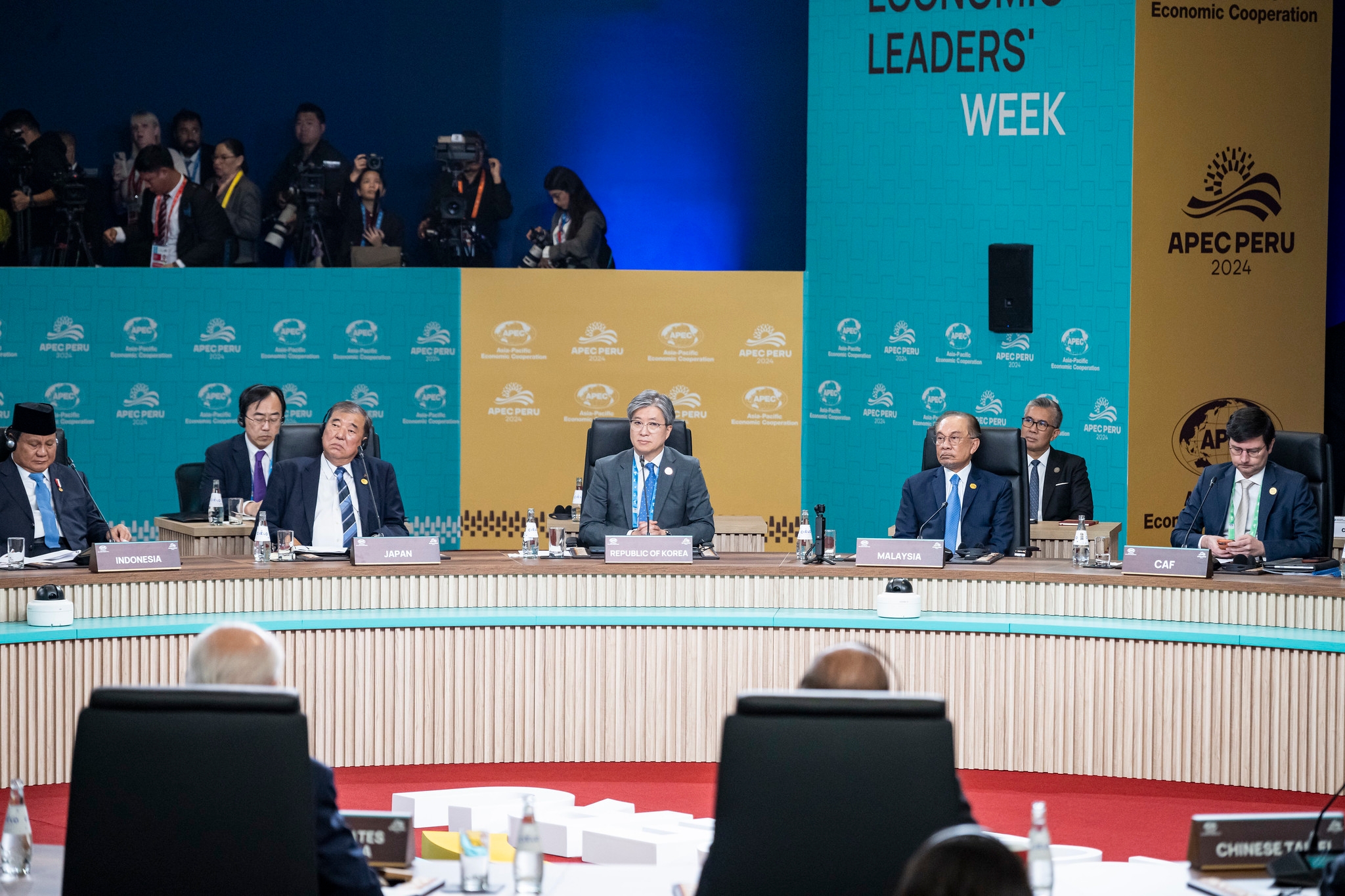 El primer ministro de Japón ISHIBA Shigeru escucha atentamente las exposiciones de las economías que participan en la Cumbre APEC