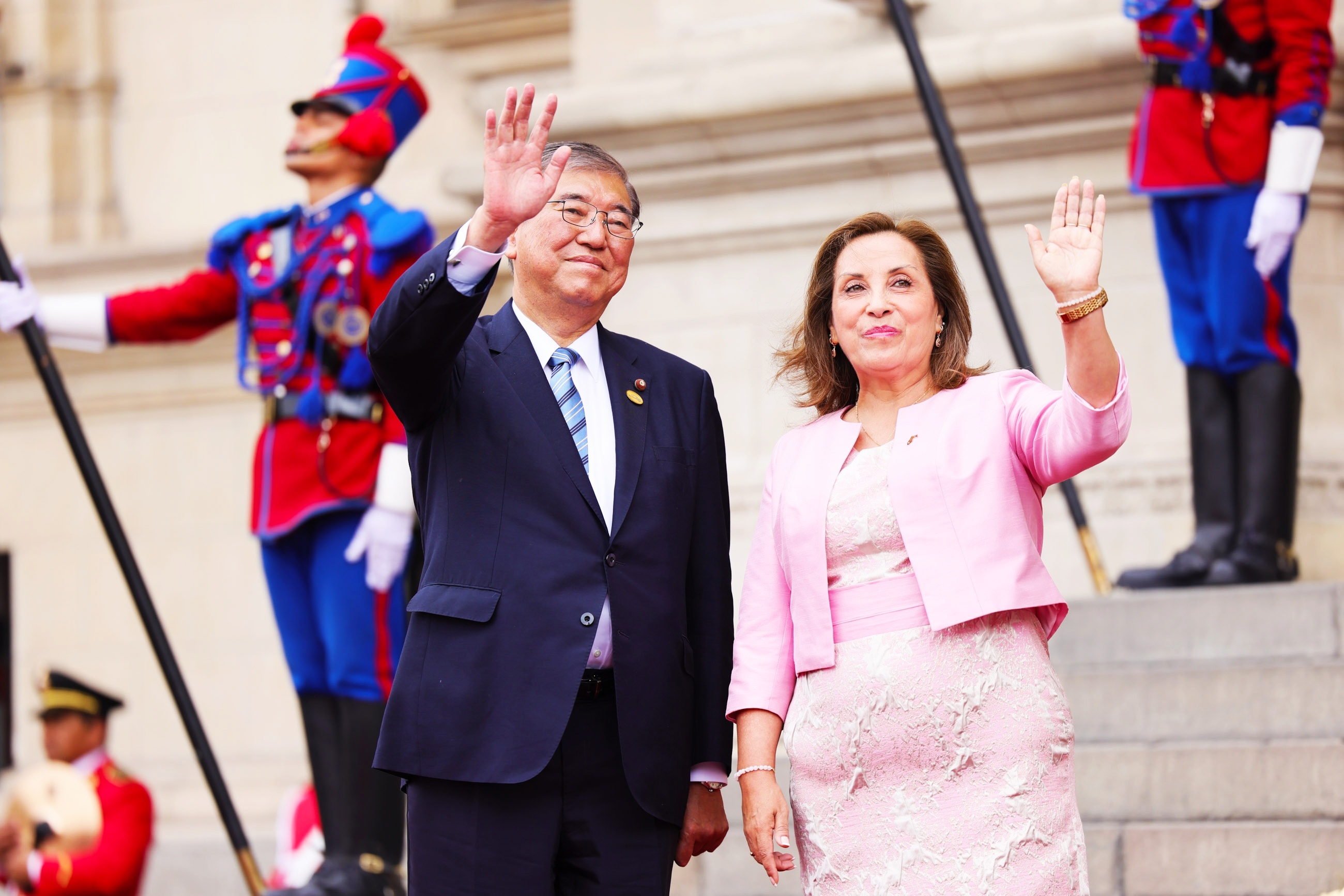 La presidenta Boluarte recibiendo al primer ministro ISHIBA en el Palacio de Gobierno y realizando una ceremonia de bienvenida