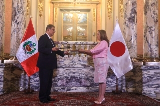 La presidenta Boluarte y el primer ministro ISHIBA intercambiando los Memorandos