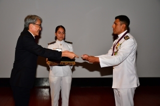 Foto del Embajador YAMAMOTO entregando el Premio al Mérito “Medalla Fuerza Marítima de Autodefensa de Japón” al mejor cadete graduado