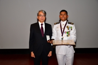 Foto del Embajador YAMAMOTO después de entregar el Premio al Mérito “Medalla Fuerza Marítima de Autodefensa de Japón” al mejor cadete graduado