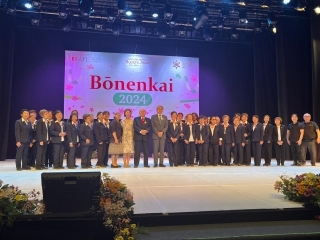 Embajador YAMAMOTO y su esposa junto con los miembros del Centro Recreacional Ryoichi Jinnai, en el escenario para la toma de fotos conmemorativas
