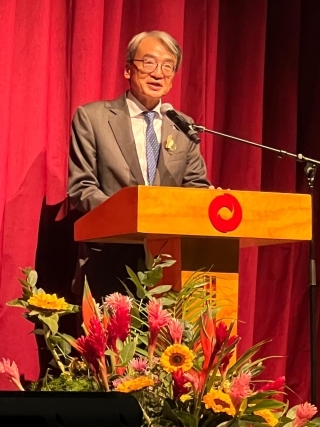 El Embajador YAMAMOTO dirigiendo sus palabras de felicitación en el Bonenkai del Centro Recreacional Ryoichi Jinnai