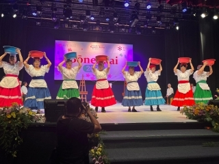 舞台にて、神内先駆者センター関係者が踊りを披露。