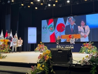 El Embajador YAMAMOTO dirigiendo sus palabras de felicitación en la ceremonia de graduación del Colegio Peruano Japonés La Unión