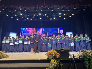 El Embajador YAMAMOTO y su esposa junto con los graduados del Colegio Peruano Japonés La Unión en una foto conmemorativa