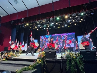 Los miembros del elenco del Centro Cultural La Unión interpretando “Eisa” en la ceremonia de graduación del Colegio Peruano Japonés La Unión