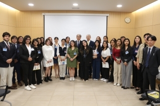 El embajador y los participantes se unen para una foto