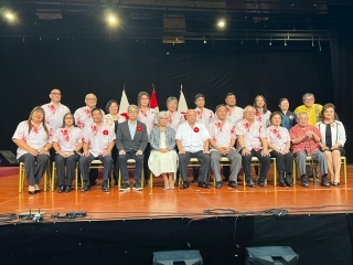 El Embajador y YAMAMOTO se toma una foto conmemorativa con la nueva directiva de la Asociación Okinawense del Perú en el escenario