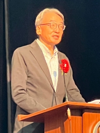 新年会で挨拶をする山元大使