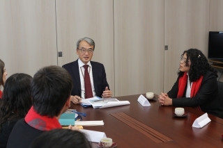 El Embajador YAMAMOTO da unas palabras de bienvenida a los miembros de la delegación peruana SWY