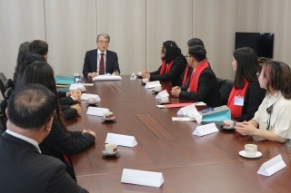 El Embajador YAMAMOTO conversa con los miembros de la delegación peruana SWY sobre sus expectativas del programa