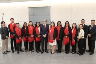 El Embajador YAMAMOTO se toma una foto con la delegación peruana SWY y con miembros de la Asociación peruana de exparticipantes SWY