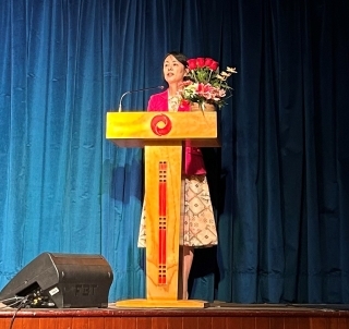 山元比呂子駐ペルー日本国大使夫人が挨拶をしている様子