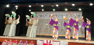 舞台にて日本の踊りを披露するアーティスト