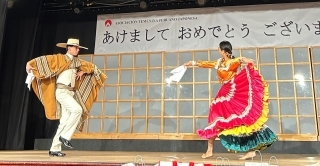 舞台にてペルーの踊りマリネラを披露するアーティスト