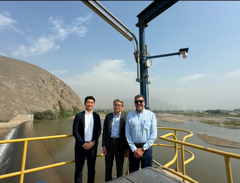 チジョン浄水場取水口を背景にしたConsorcio Agua Azul社ゼネラルマネージャーと丸紅リマ支店長と山元大使の記念写真