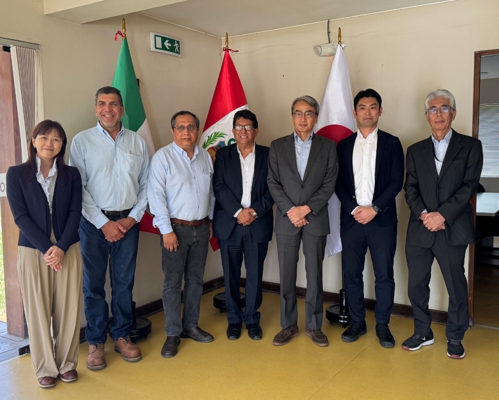 Consorcio Agua Azul社での山元大使との集合写真