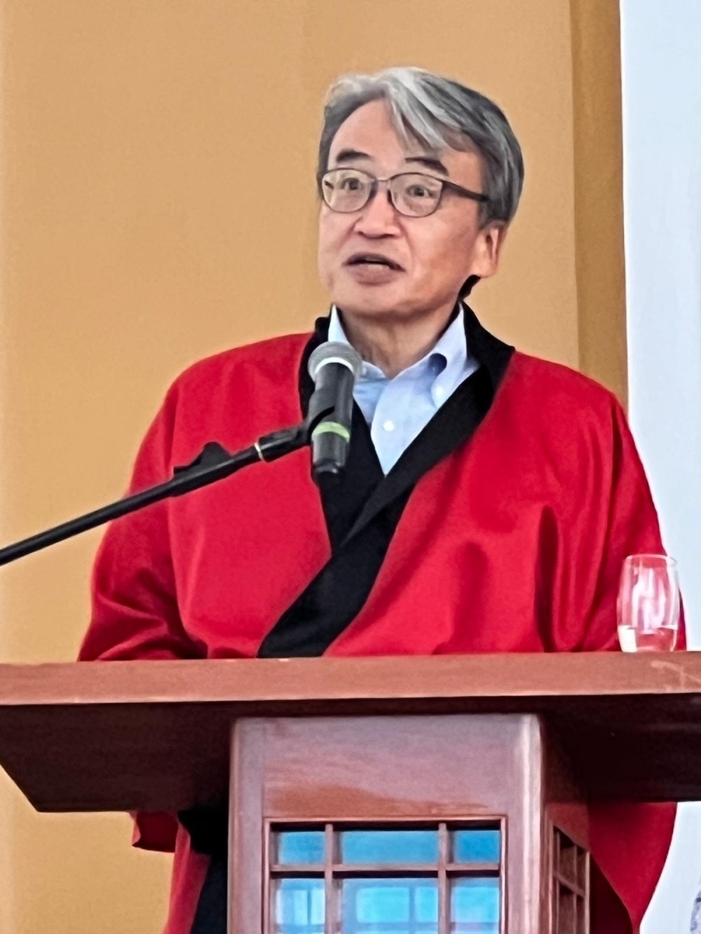 El Embajador YAMAMOTO da sus palabras en el brindis del Shinnenkai