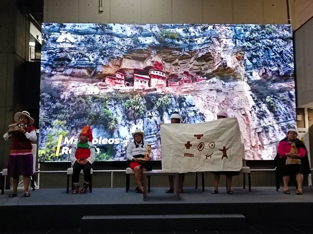 プロジェクトの成果発表をするウトゥクバンバ渓谷上流地域の住民