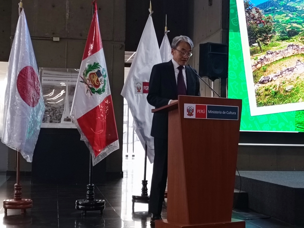 Embajador YAMAMOTO brindando sus palabras en el seminario